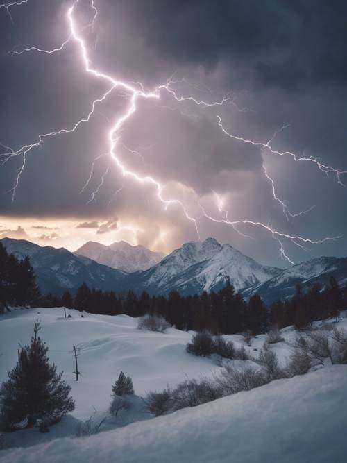 Ein Blitz spaltet den Himmel über einer friedlichen, schneebedeckten Bergkette
