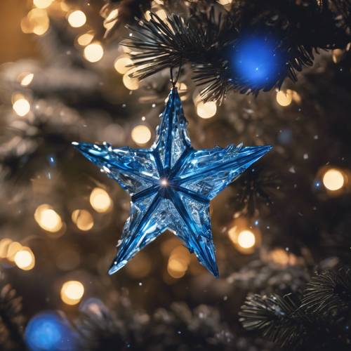 Uma estrela de Natal de cristal azul refletindo a luz em uma árvore