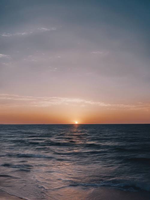 Una puesta de sol azul sombría con el azul marino profundo del cielo nocturno fundiéndose con el azul del crepúsculo.