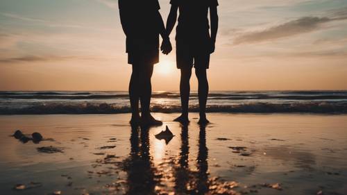 Dos siluetas de una pareja de enamorados, de pie frente a una brillante puesta de sol en una playa, con los dedos entrelazados sosteniendo una pequeña concha.