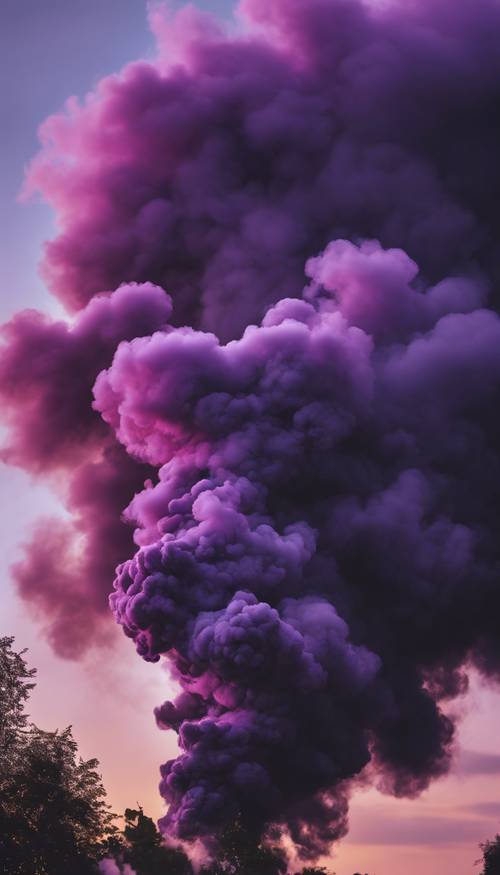 Un denso pennacchio di fumo nero, mescolato a strisce di vivido lilla, danza drammaticamente contro un cielo serale screziato.