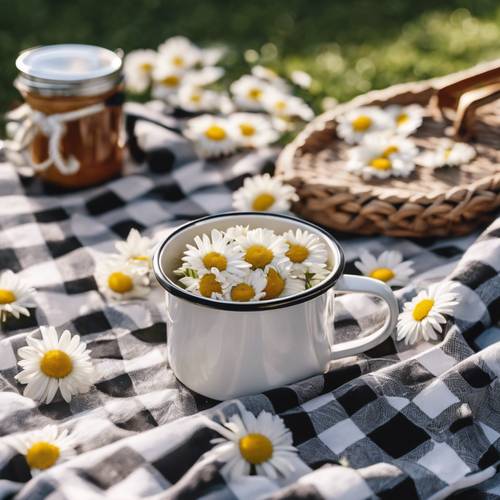 Un&#39;elegante tazza smaltata piena di margherite bianche preppy appoggiate su un panno a quadretti in un ambiente da picnic illuminato dal sole.