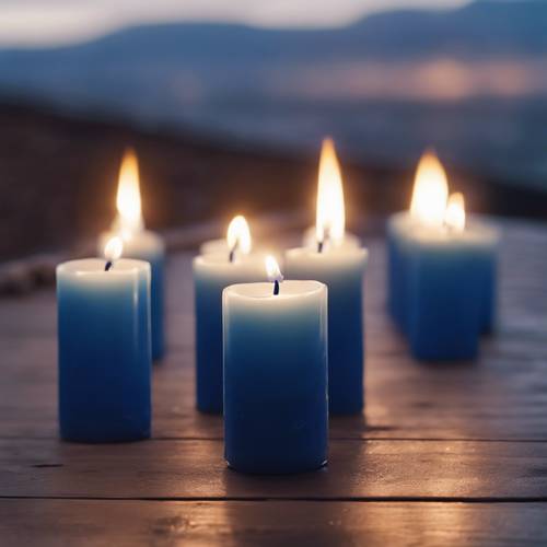 Seria siedmiu niebieskich świec płonących cicho na tle spokojnego zmierzchu, symbolizujących duchową praktykę modlitwy chrześcijańskiej.