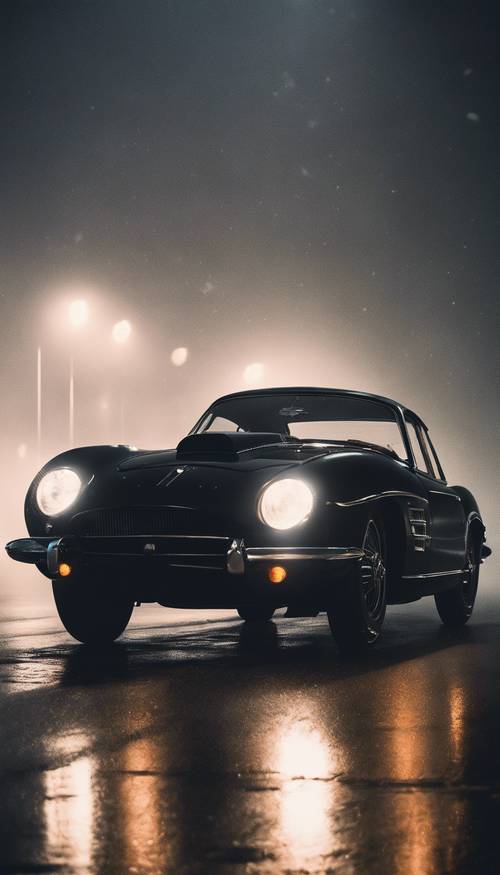 Mobil sport mewah hitam ramping tahun 1960-an di malam berkabut