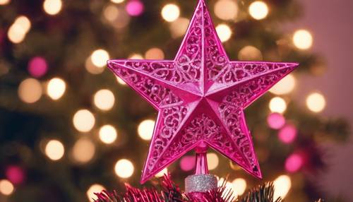 Ozdobna, gorąca, różowa ozdoba na choinkę w kształcie gwiazdy, błyszcząca bożonarodzeniowymi błyskami.