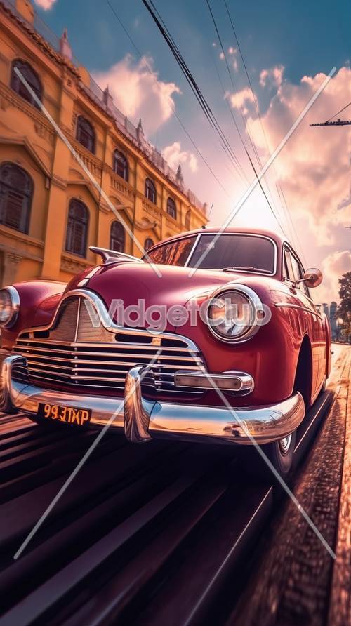 陽光街上的老式紅色汽車