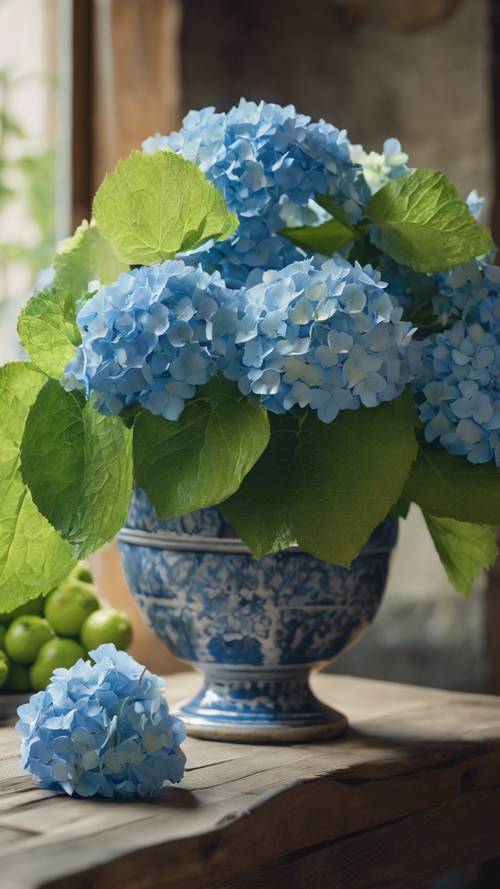 Blaue Hortensien und limettengrünes Laub in einer rustikalen Keramikvase auf einem Holztisch arrangiert.