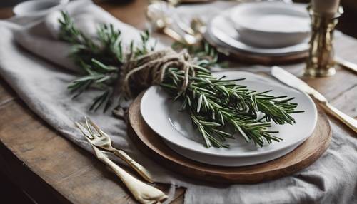 Decoração de mesa de Natal em estilo rústico minimalista com guardanapos de linho e raminho de alecrim