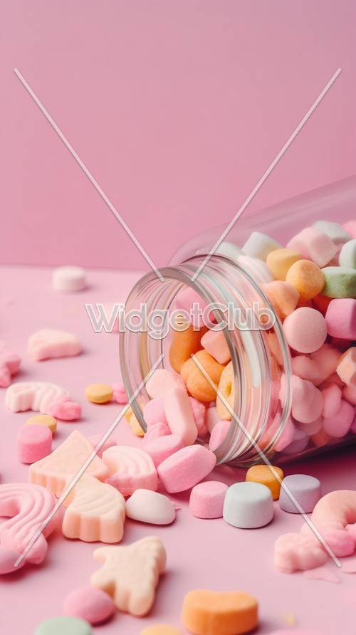 洒在粉红色背景上的糖果