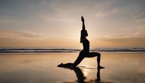 Uma mulher praticando ioga matinal, em silhueta contra o nascer do sol na praia.