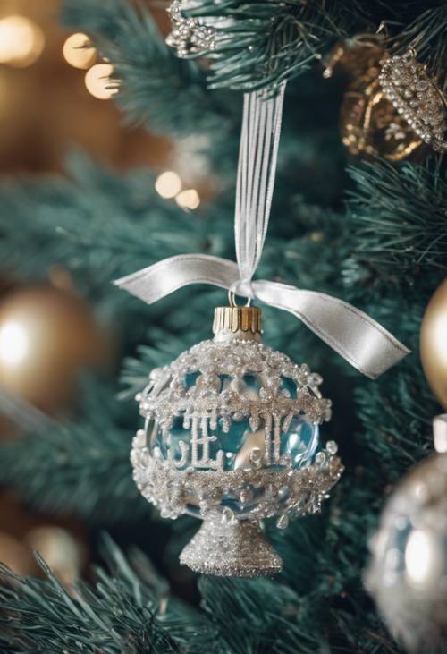 Un árbol de Navidad de estilo preppy adornado con lazos plateados, carámbanos de cristal y adornos bordados.