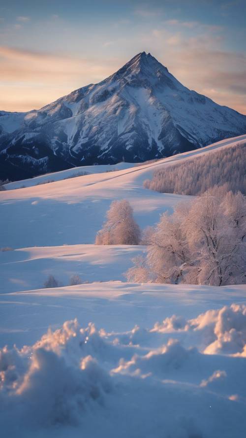 Un hermoso pico nevado a la hora azul, donde el cielo azul profundo se mezcla con una tormenta invernal.