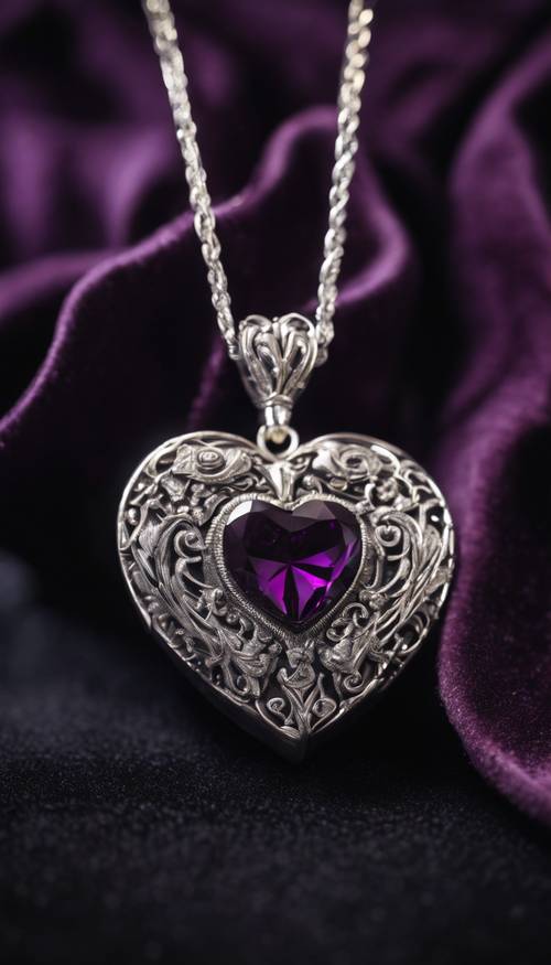 Liontin berbentuk hati berwarna ungu tua yang diukir rumit dengan latar belakang beludru hitam.