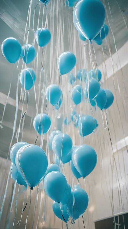 Un montón de globos celestes con el tema del año 2000 que cuelgan del techo