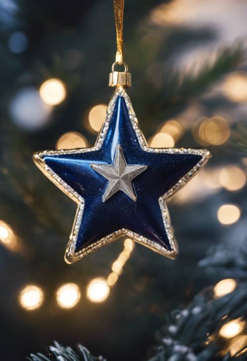 Ein glänzendes, marineblaues, sternförmiges Weihnachtsornament auf einem funkelnden Tannenbaum