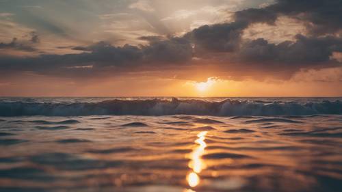 Ein ruhiges Meer während eines wunderschönen Sonnenuntergangs, mit dem Zitat „Nach der Ruhe kommt der Sturm“