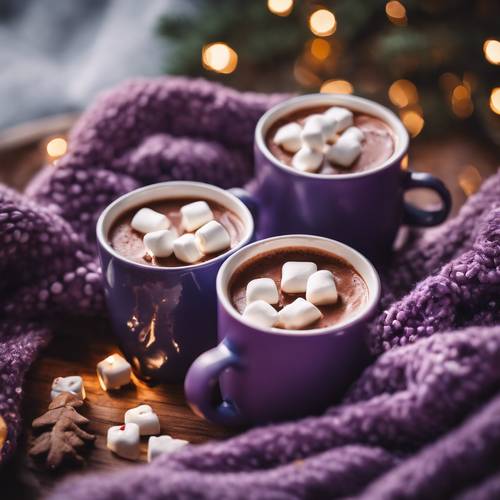 Duas canecas cheias de chocolate quente e pequenos marshmallows, compartilhando um aconchegante cobertor roxo na véspera de Natal.