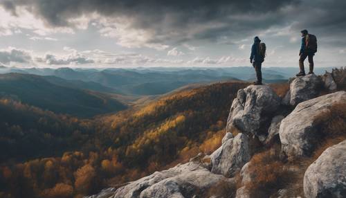 一位孤独的徒步旅行者从山顶俯瞰广阔而云雾缭绕的荒野。