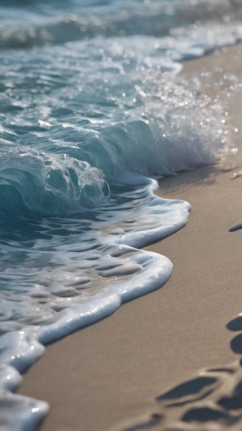Una pequeña ola azul que retumba suavemente en una tranquila orilla del mar