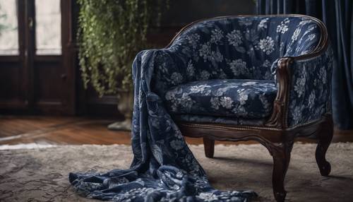 Ciemnoniebieski materiał w kwiatowe wzory zawieszony na krześle.