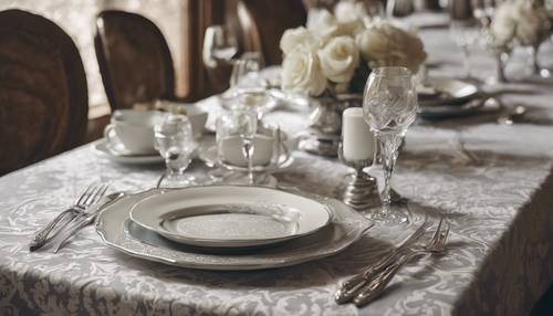 餐桌佈置高雅，配有復古錦緞餐巾和銀色餐具。