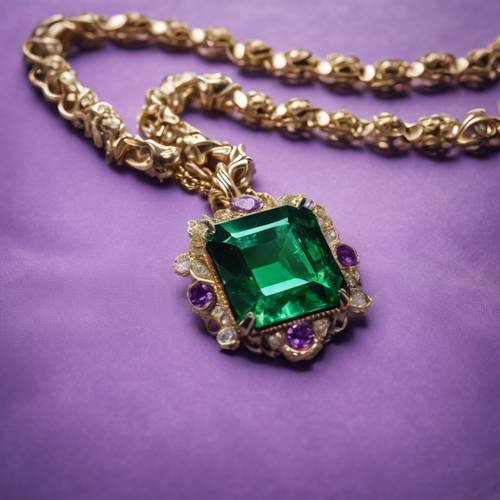 Un collier d&#39;émeraude verte posé sur un lit de velours violet.