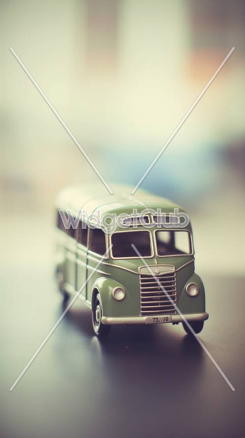 Giocattolo autobus verde su uno sfondo sfocato