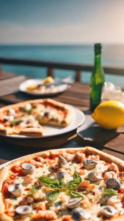 阳光明媚的海滨咖啡馆餐桌上摆放着一份柠檬和海鲜披萨。