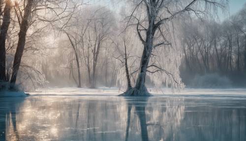 Alberi spogli ricoperti di ghiaccio scintillante, che si ergono alti in mezzo a un lago ghiacciato.