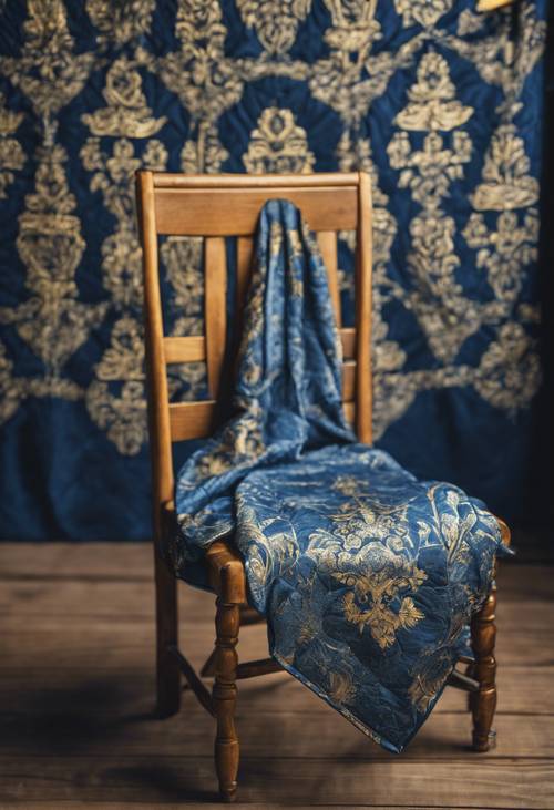 Uma colcha de damasco azul e dourada sobre uma cadeira de madeira.