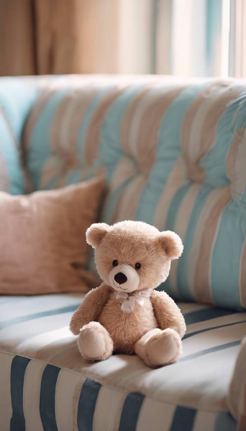 Um adorável ursinho de pelúcia descansando pacificamente em um sofá listrado em tons pastéis, cercado por uma sala bem iluminada com piso de madeira.