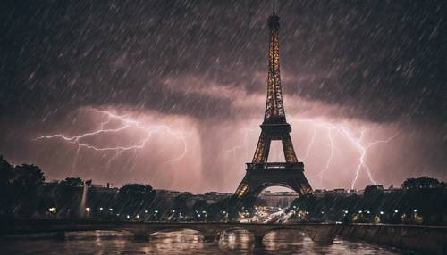 Pemandangan dramatis Menara Eiffel yang ikonik saat terjadi badai petir di malam hari.