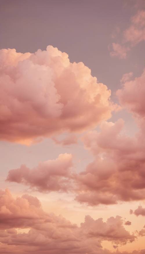 Nubes caprichosas de colores pastel flotando en un cálido cielo al atardecer.