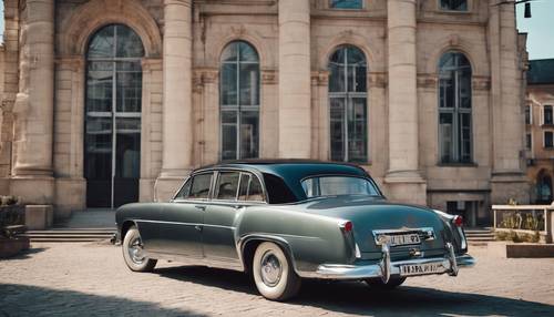 Une luxueuse voiture vintage avec des éléments chromés brillants, garée à côté d&#39;un vieux bâtiment en pierre sophistiqué