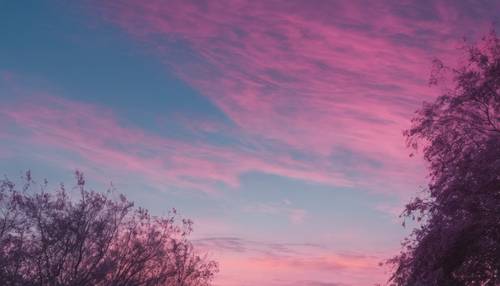 Um deslumbrante céu azul claro ao entardecer com listras rosa e roxas.