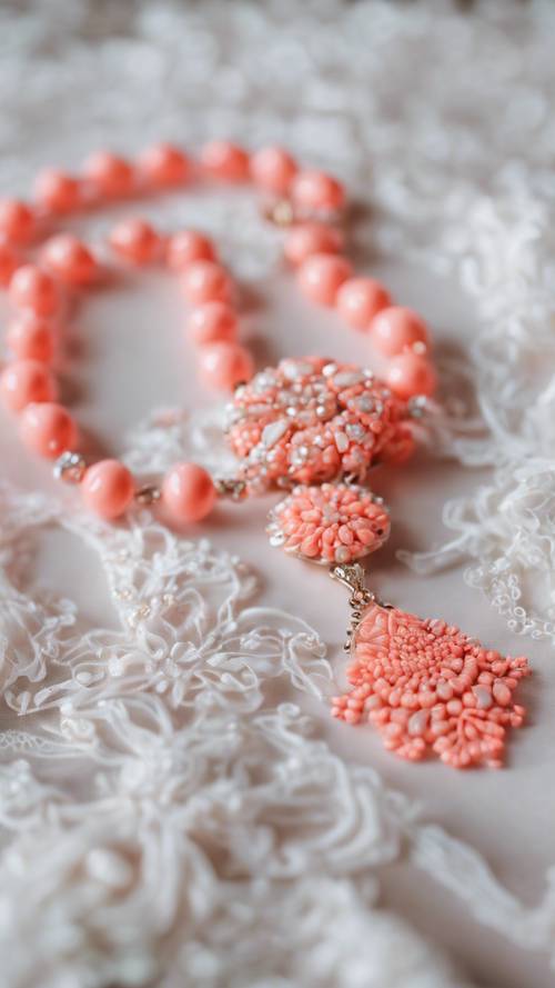 Неоново-коралловое ожерелье в стиле преппи на фоне белого кружевного платья.
