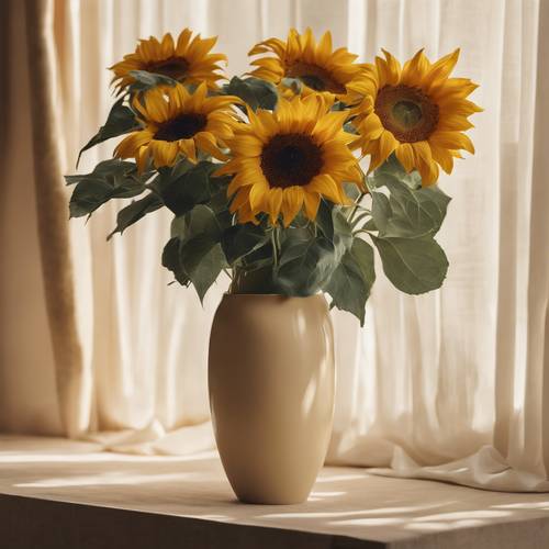 Ein Strauß goldener Sonnenblumen in einer schlichten beigen Vase.