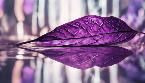 Uma representação abstrata de uma folha roxa brilhante, refletindo padrões intrincados.