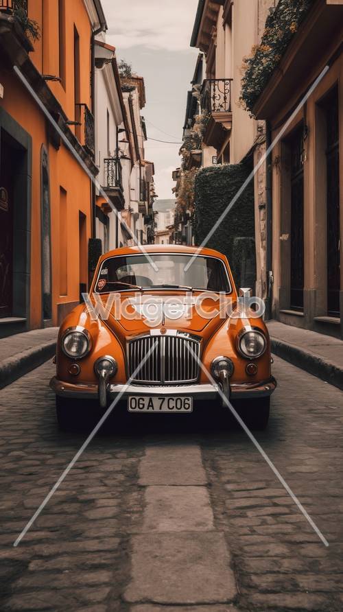 Carro laranja clássico em uma rua de paralelepípedos