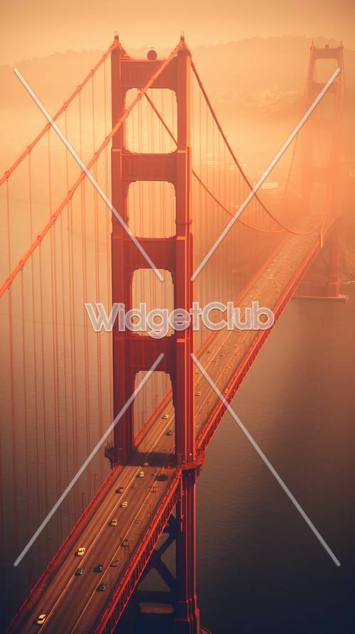 Most Golden Gate w mglistym świetle zachodu słońca