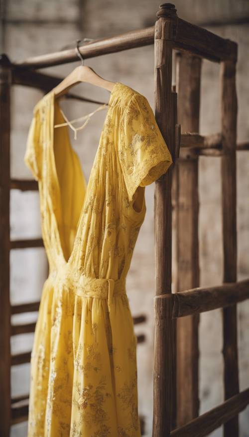 فستان عتيق أصفر لامع معلق على رف خشبي.
