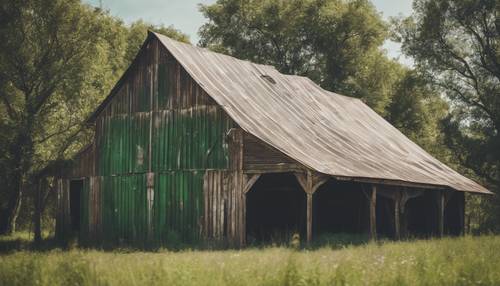 An old, worn-down rustic barn with a white and green striped awning. Tapet [52c422736ce045e799f7]