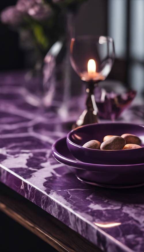 Mesa de mármol violeta oscuro bajo una suave iluminación ambiental.