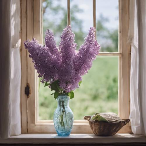 Una ventana de granja abierta que revela un jarrón lleno de lilas frescas en flor.