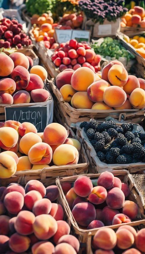 Un mercado de agricultores vibrante y animado que vende productos frescos de verano, como bayas, duraznos y ramos de flores, bajo el cielo azul claro.