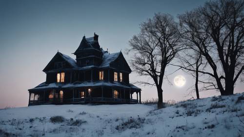 Nawiedzony dom na wysokim wzgórzu, którego sylwetki widać w zimnym świetle pełni księżyca.