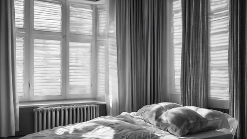 Güneşli bir pencereyi ortaya çıkaracak şekilde geriye çekilmiş siyah beyaz ekose perdeli bir yatak odası.