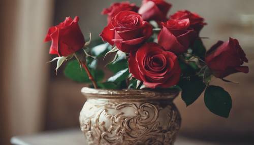 Una rosa rossa piena d&#39;amore posata in un grazioso vaso vintage.