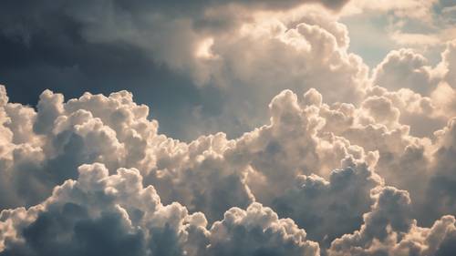 Yüksek kümülüs bulutlarının bir dizi fantastik şekle dönüştüğü bir gökyüzü manzarası.