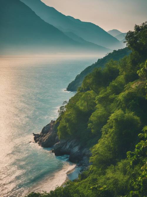 Una vista del tranquilo mar azul contra las exuberantes montañas verdes durante el amanecer.